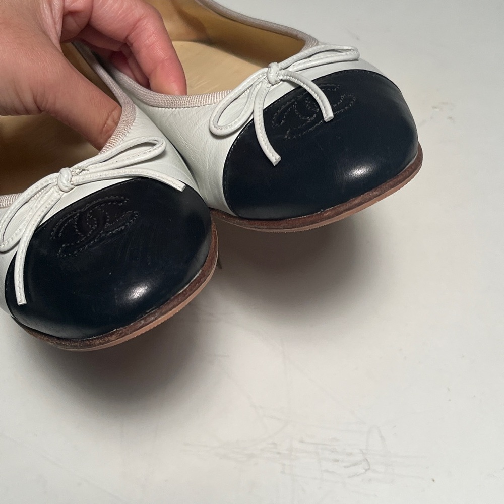 CHANEL Women's Black and Cream Loafers - Picture 2 of 11
